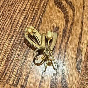 Elegant Gold Floral Brooch